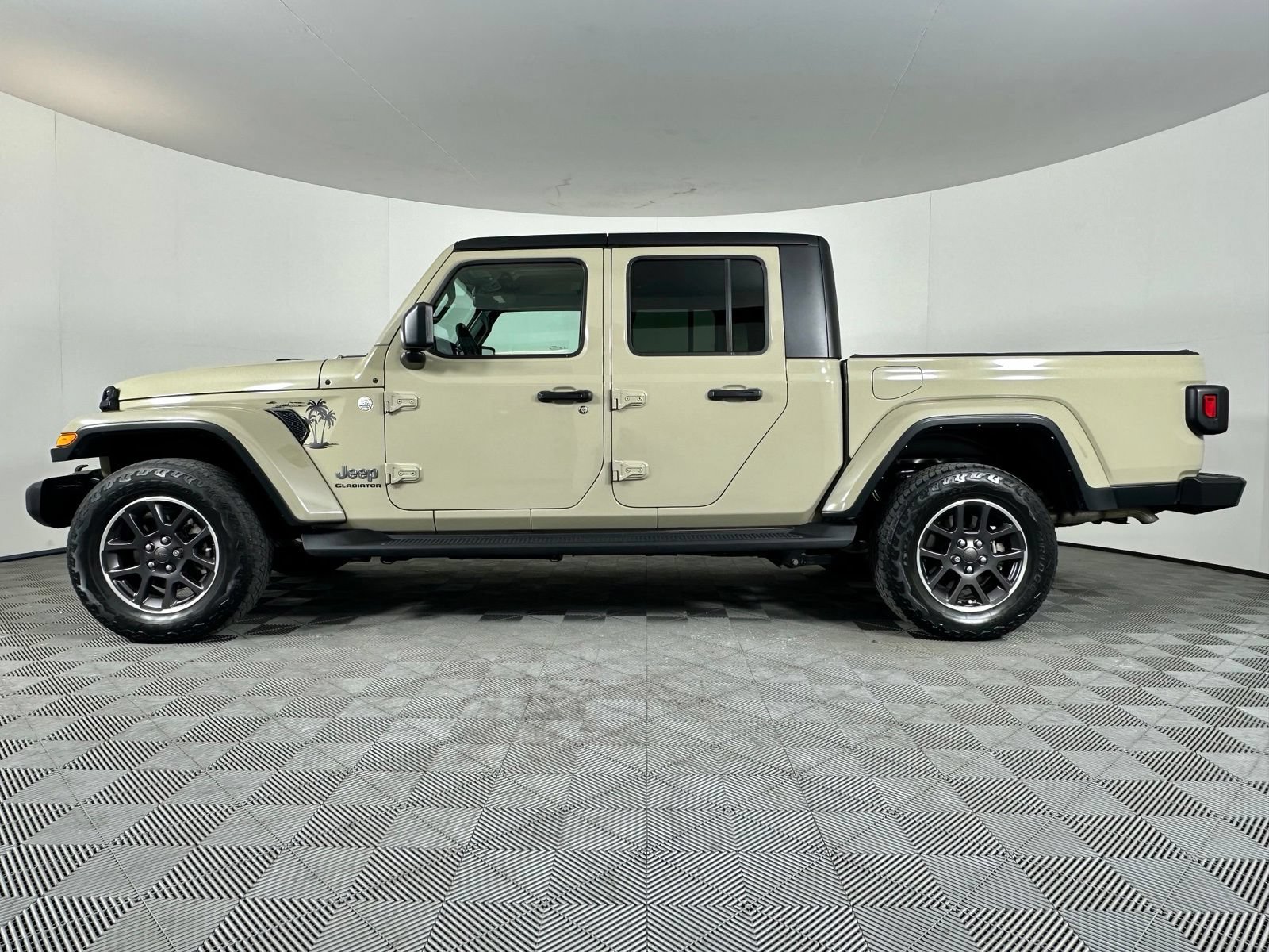 Used 2022 Jeep Gladiator Overland w/ Popular Equipment Package AWD/4WD image 16