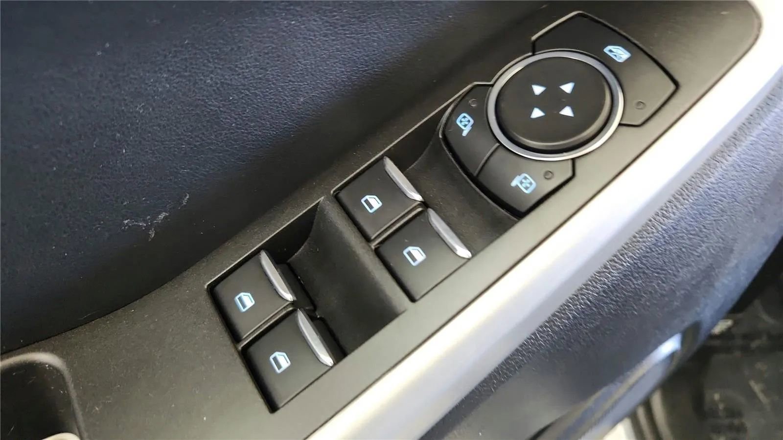 Used 2022 Ford Explorer XLT w/ Equipment Group 202A AWD/4WD image 30