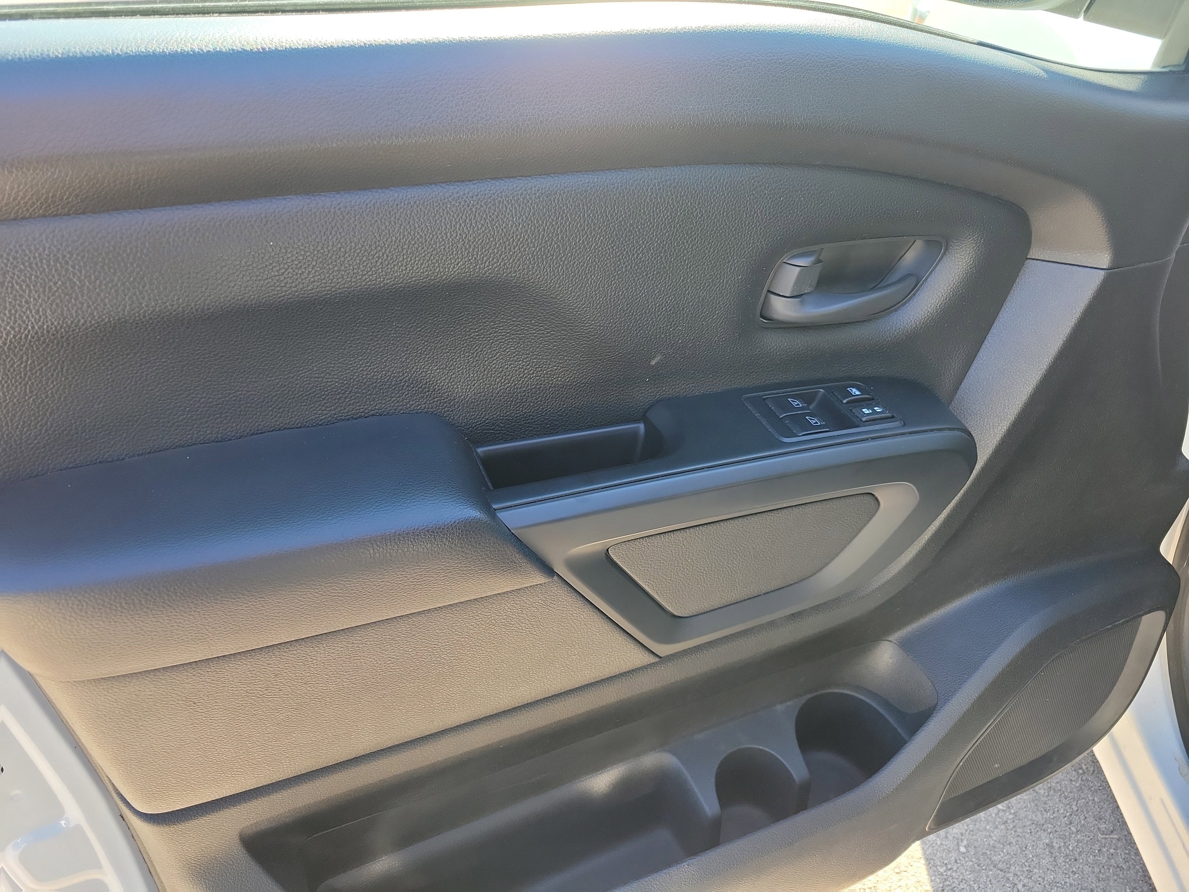 Used 2022 Nissan Titan S image 20