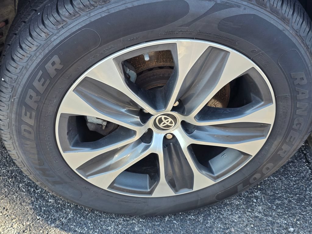Used 2021 Toyota Highlander XLE FWD image 24