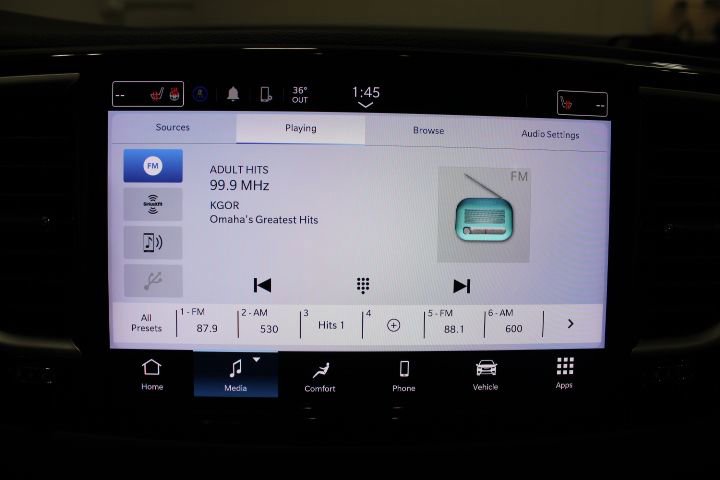 Used 2024 Chrysler Pacifica Touring-L image 3