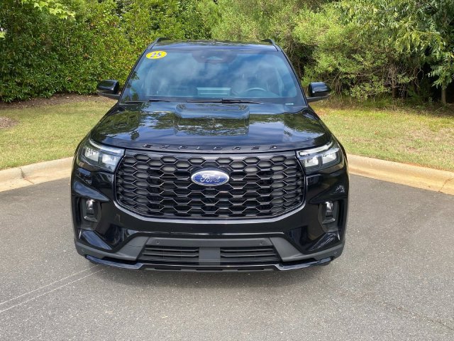 Used 2025 Ford Explorer ST-Line AWD/4WD image 2