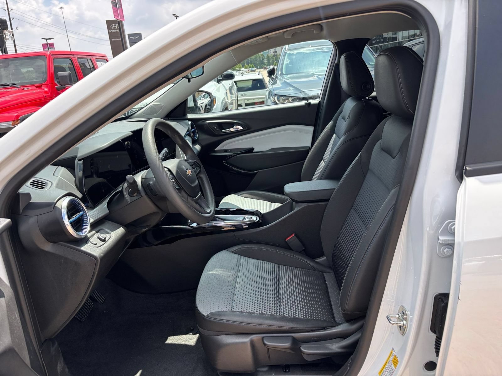 Used 2025 Chevrolet Trax LT FWD image 25