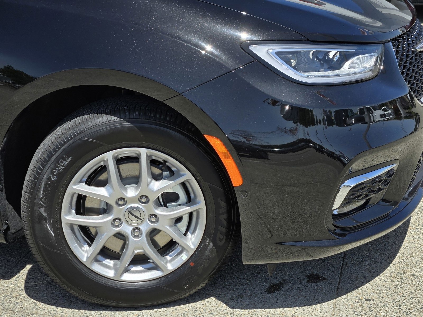 New 2025 Chrysler Pacifica Select w/ Uconnect Theater Family Group image 3