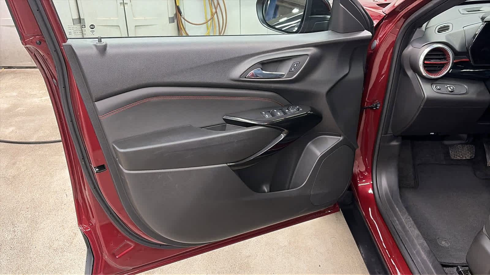 Certified 2024 Chevrolet Trax RS w/ Sunroof Package image 5