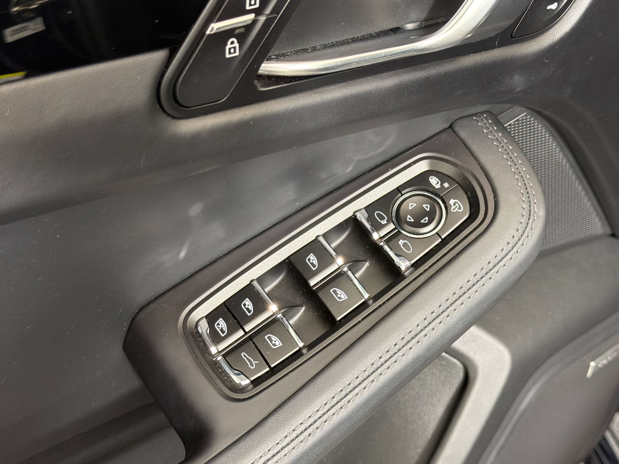 Certified 2020 Porsche Macan Turbo AWD/4WD image 26