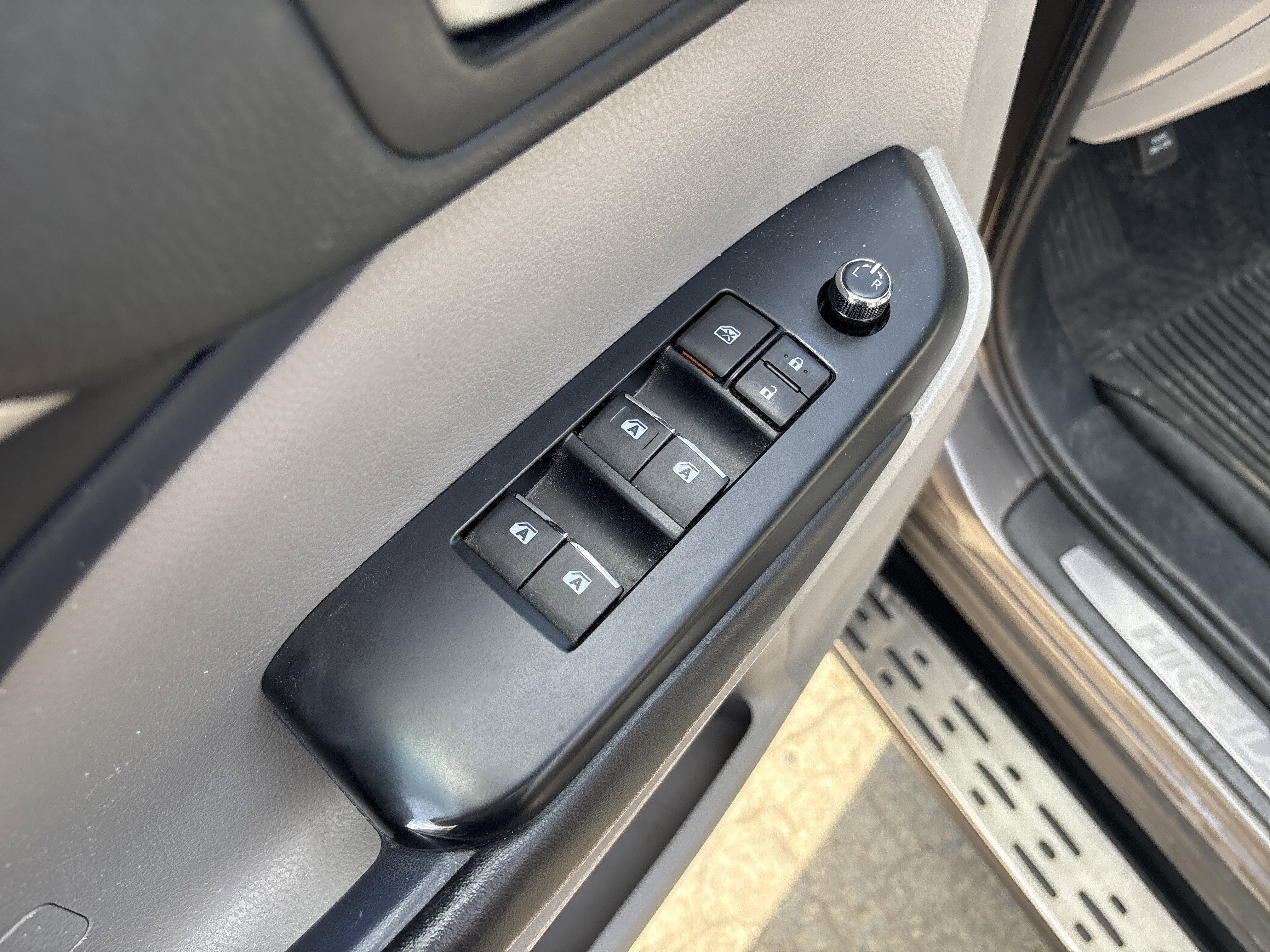 Used 2017 Toyota Highlander Limited AWD/4WD image 15