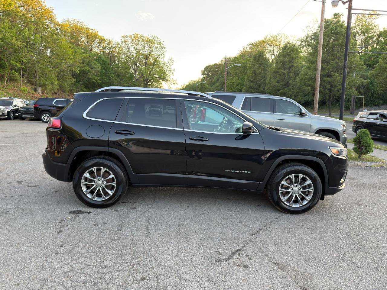 Used 2019 Jeep Cherokee Latitude Plus AWD/4WD image 4