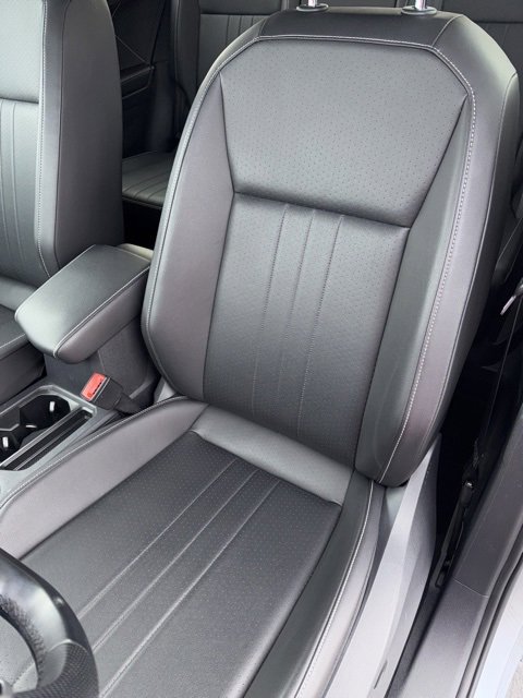 Used 2022 Volkswagen Tiguan SE R-Line image 11