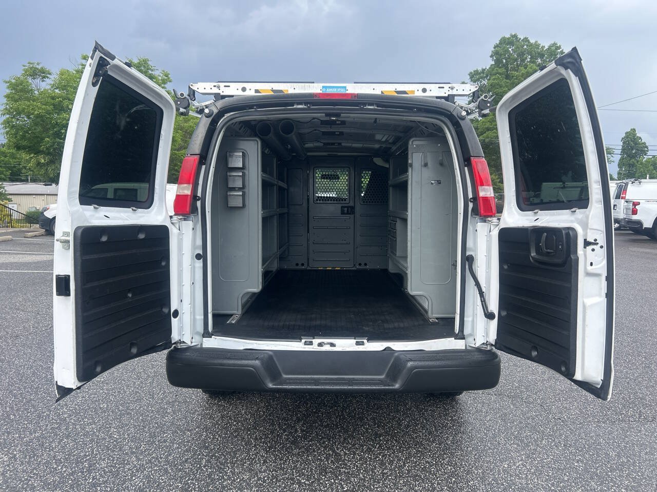 Used 2017 Chevrolet Express 2500 RWD image 19