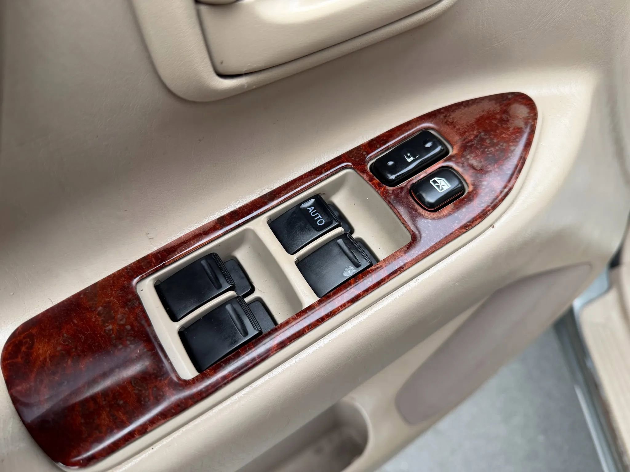 Used 2000 Toyota Land Cruiser Sport Utility 4D image 11