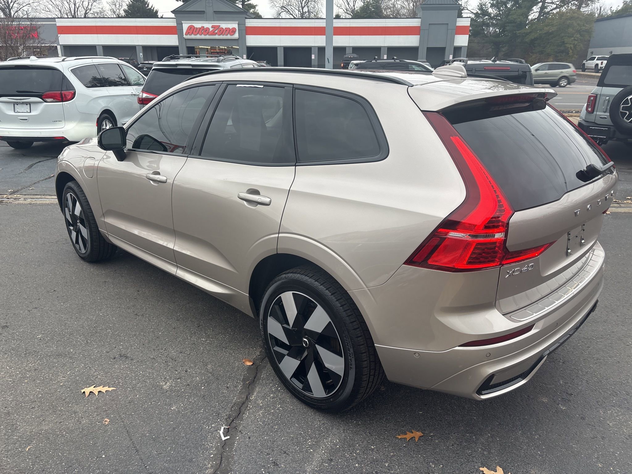 Used 2025 Volvo XC60 T8 Plus w/ Protection Package Premier image 10