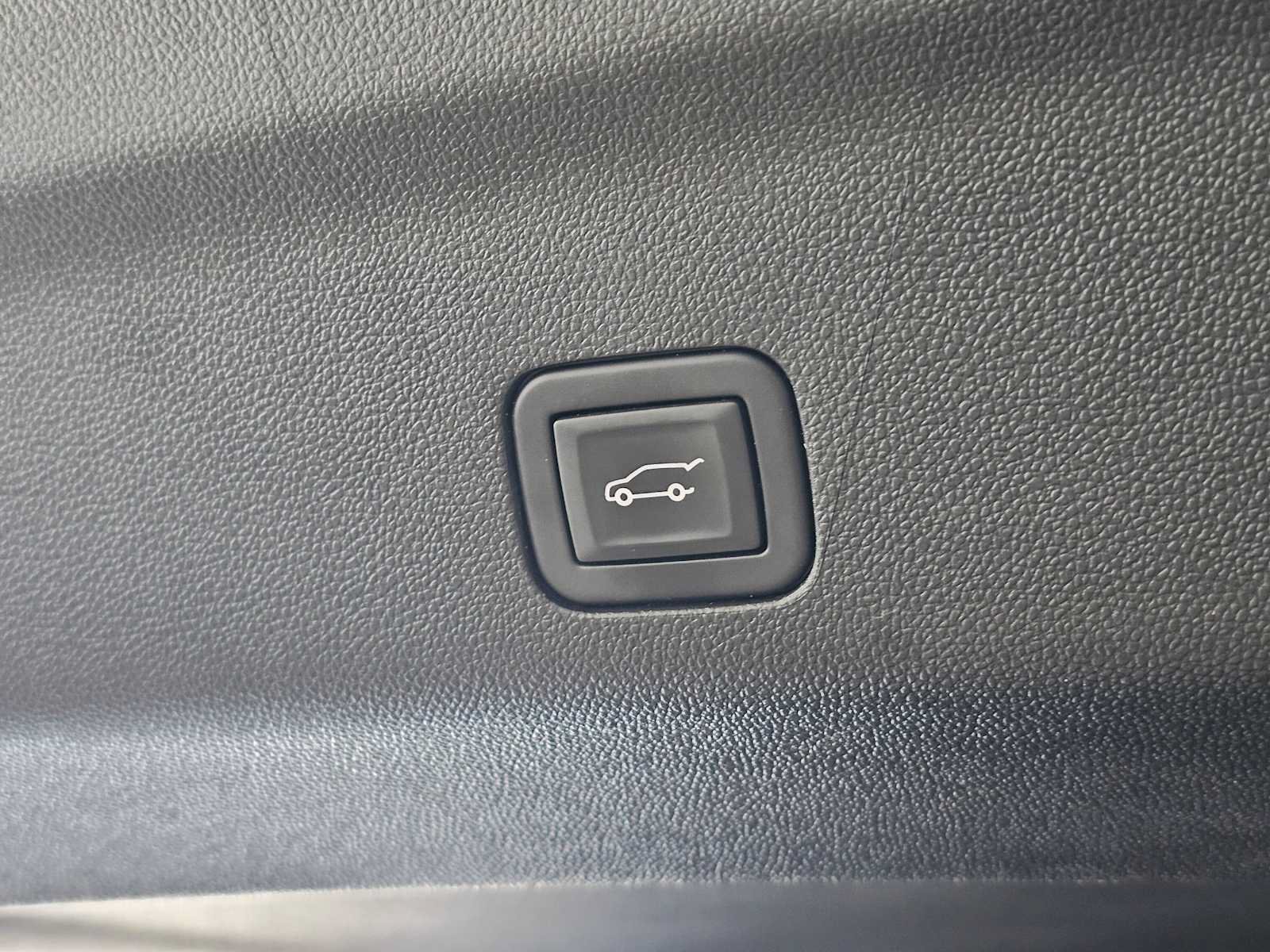 Used 2024 GMC Yukon XL Denali w/ Advanced Technology Package AWD/4WD image 18
