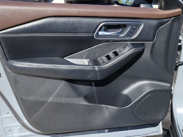 Used 2022 Nissan Rogue Platinum w/ Head-Up Display Package AWD/4WD image 6