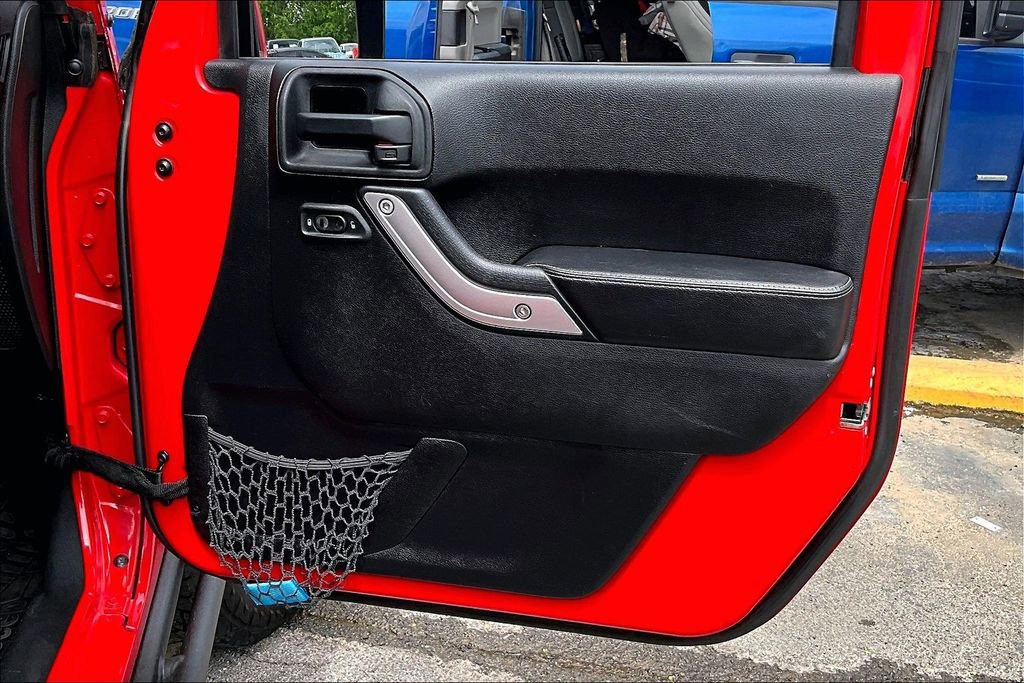 Used 2015 Jeep Wrangler Unlimited Rubicon image 25