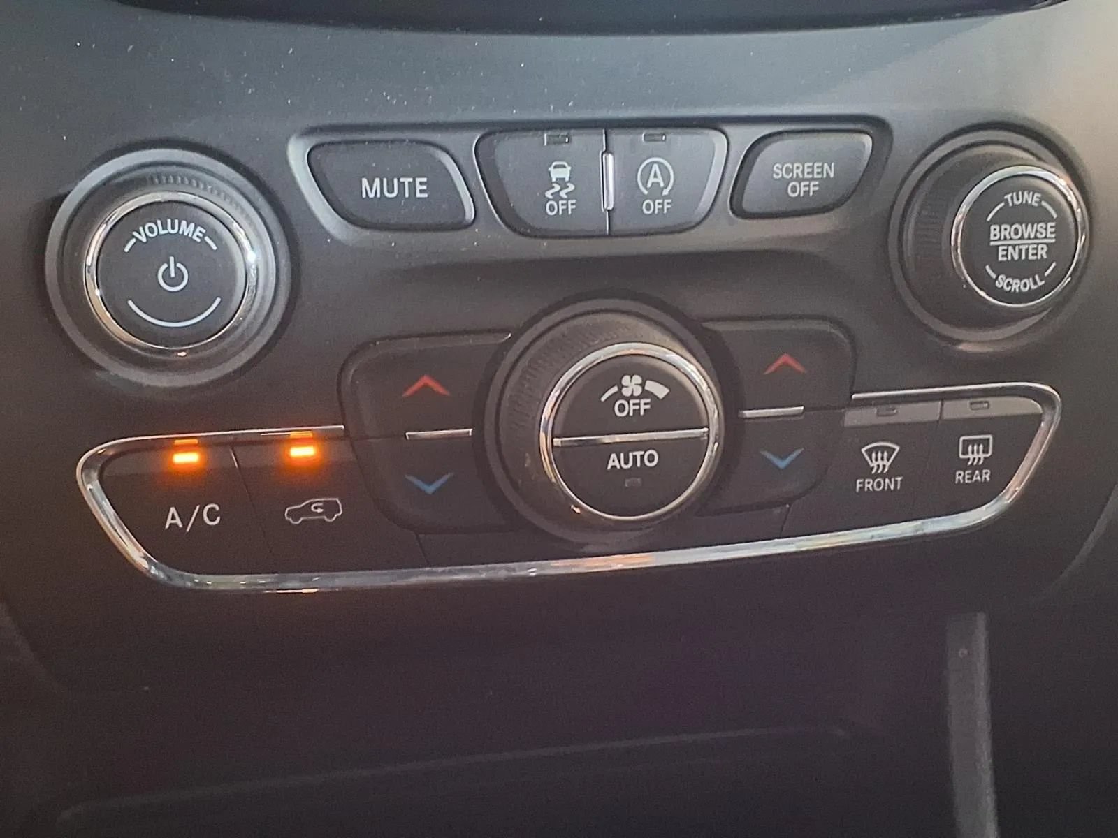Used 2019 Jeep Cherokee Limited AWD/4WD image 22