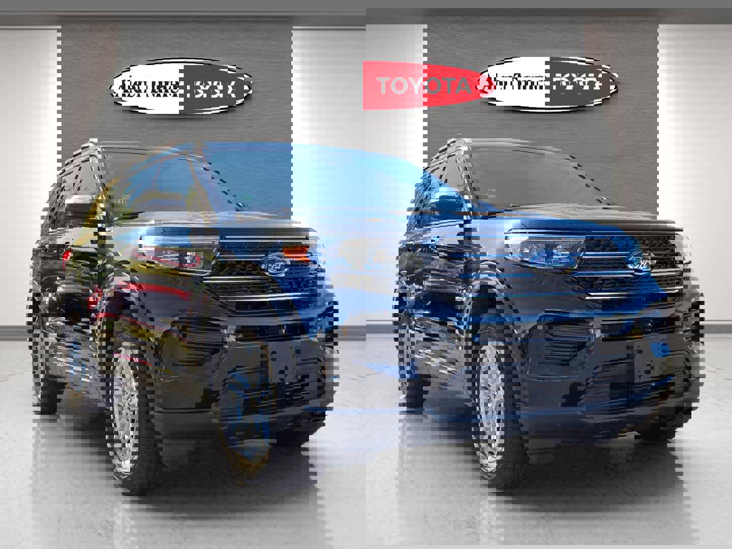 Used 2024 Ford Explorer XLT image 2