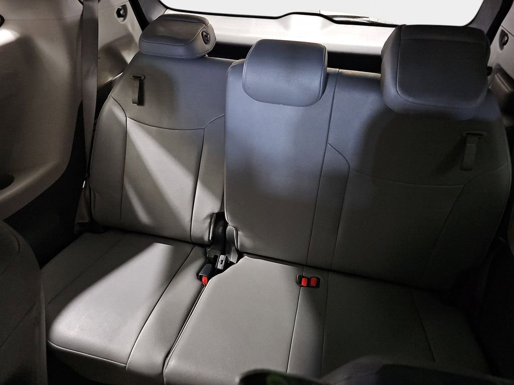 Used 2024 Toyota Sienna XLE FWD image 18