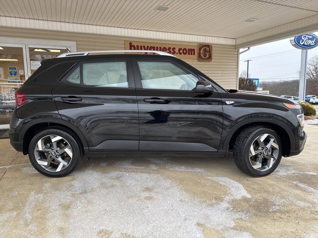 Used 2023 Hyundai Venue SEL image 1