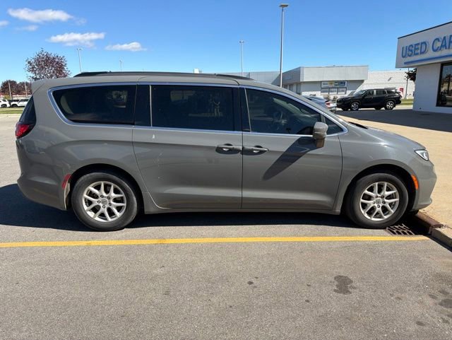 Used 2022 Chrysler Pacifica Touring-L FWD image 4