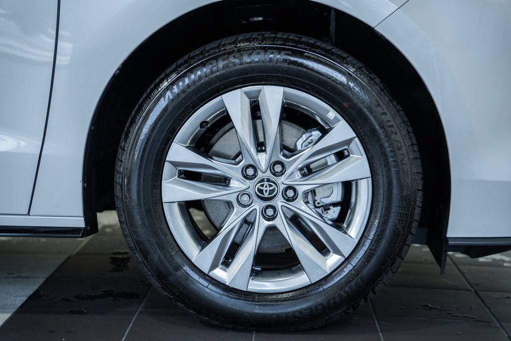 Used 2026 Toyota Sienna Limited AWD/4WD image 18
