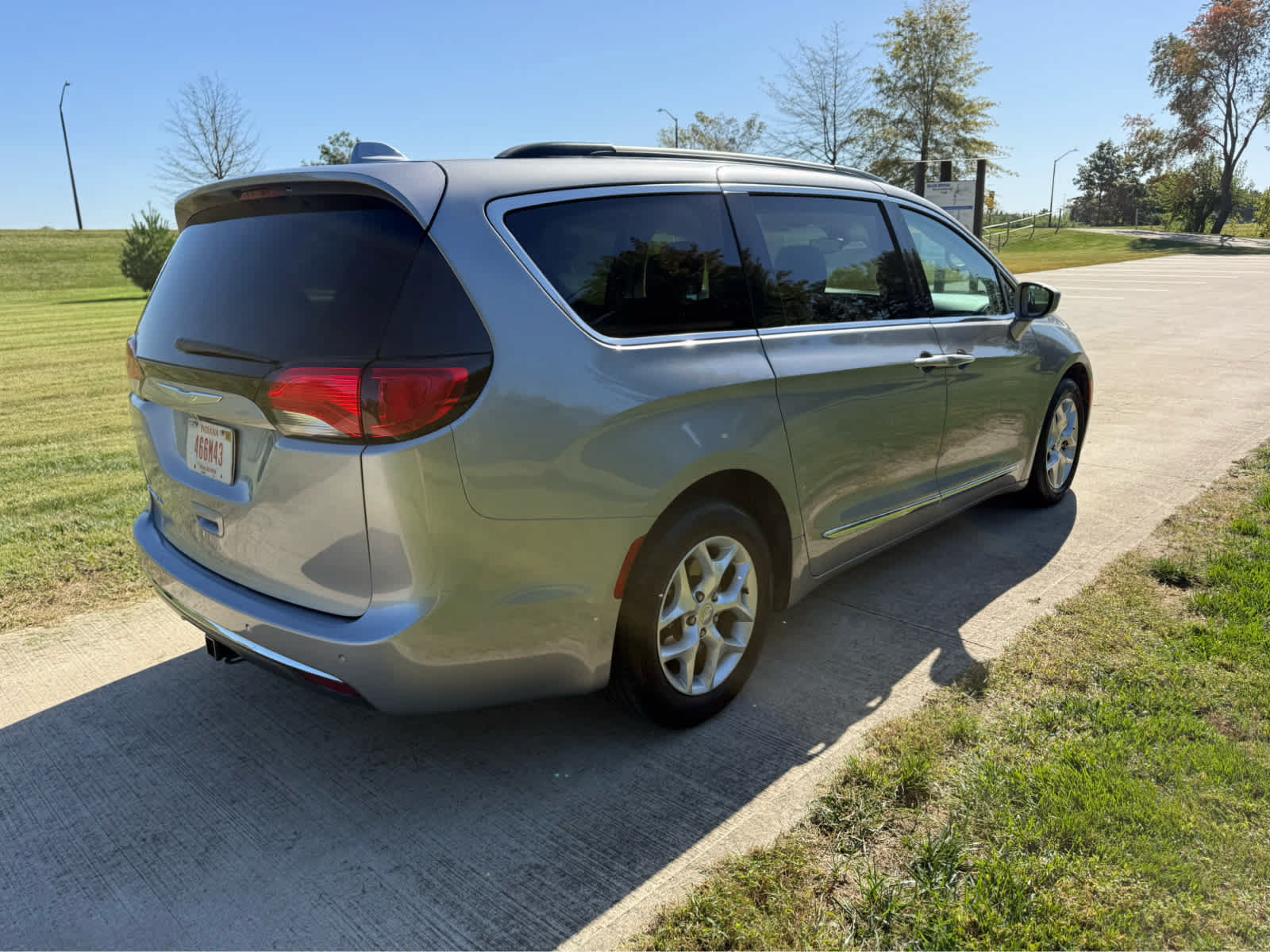 Used 2017 Chrysler Pacifica Touring-L FWD image 5