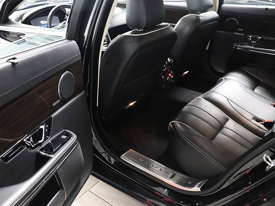 Used 2015 Jaguar XJ L Portfolio RWD image 16