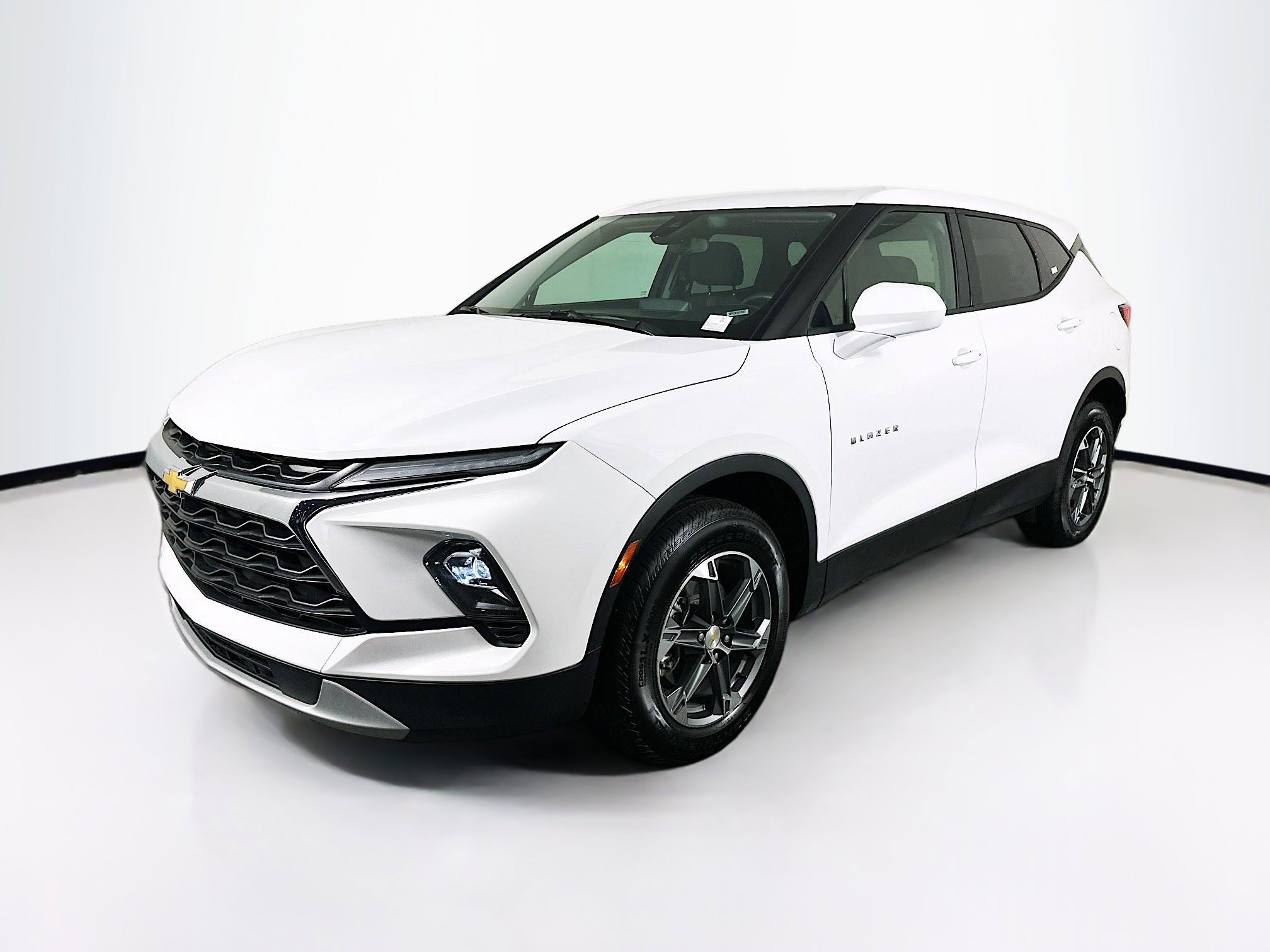 Used 2025 Chevrolet Blazer LT FWD image 3
