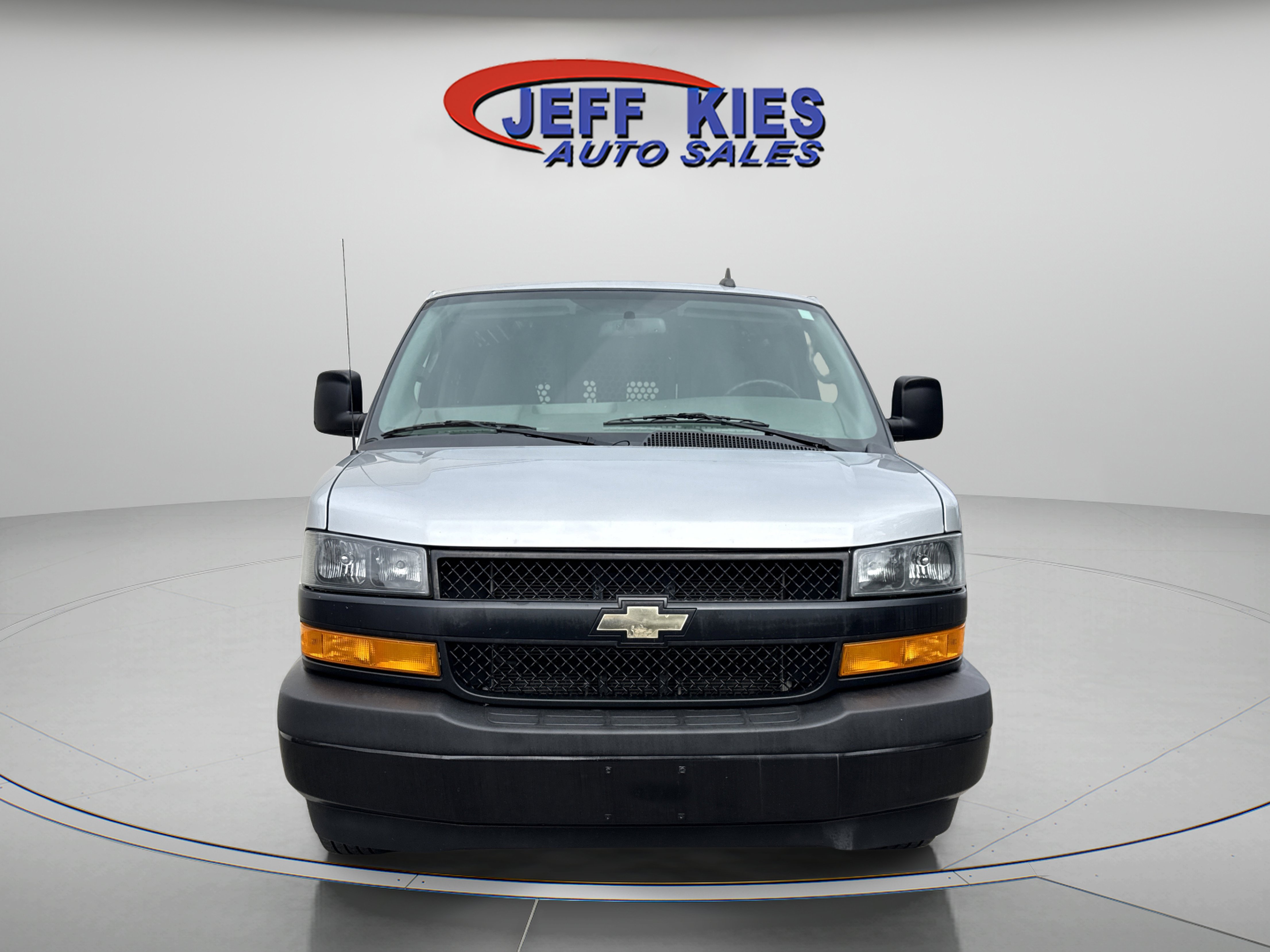 Used 2018 Chevrolet Express 2500 image 3