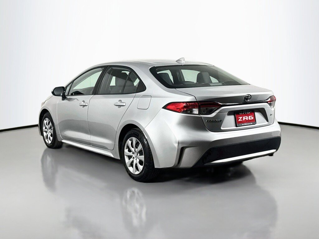 Used 2022 Toyota Corolla LE FWD image 3