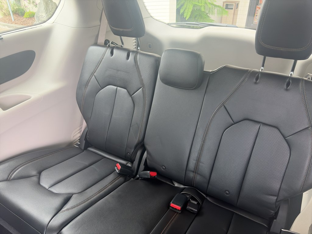 Used 2018 Chrysler Pacifica Touring-L FWD image 16