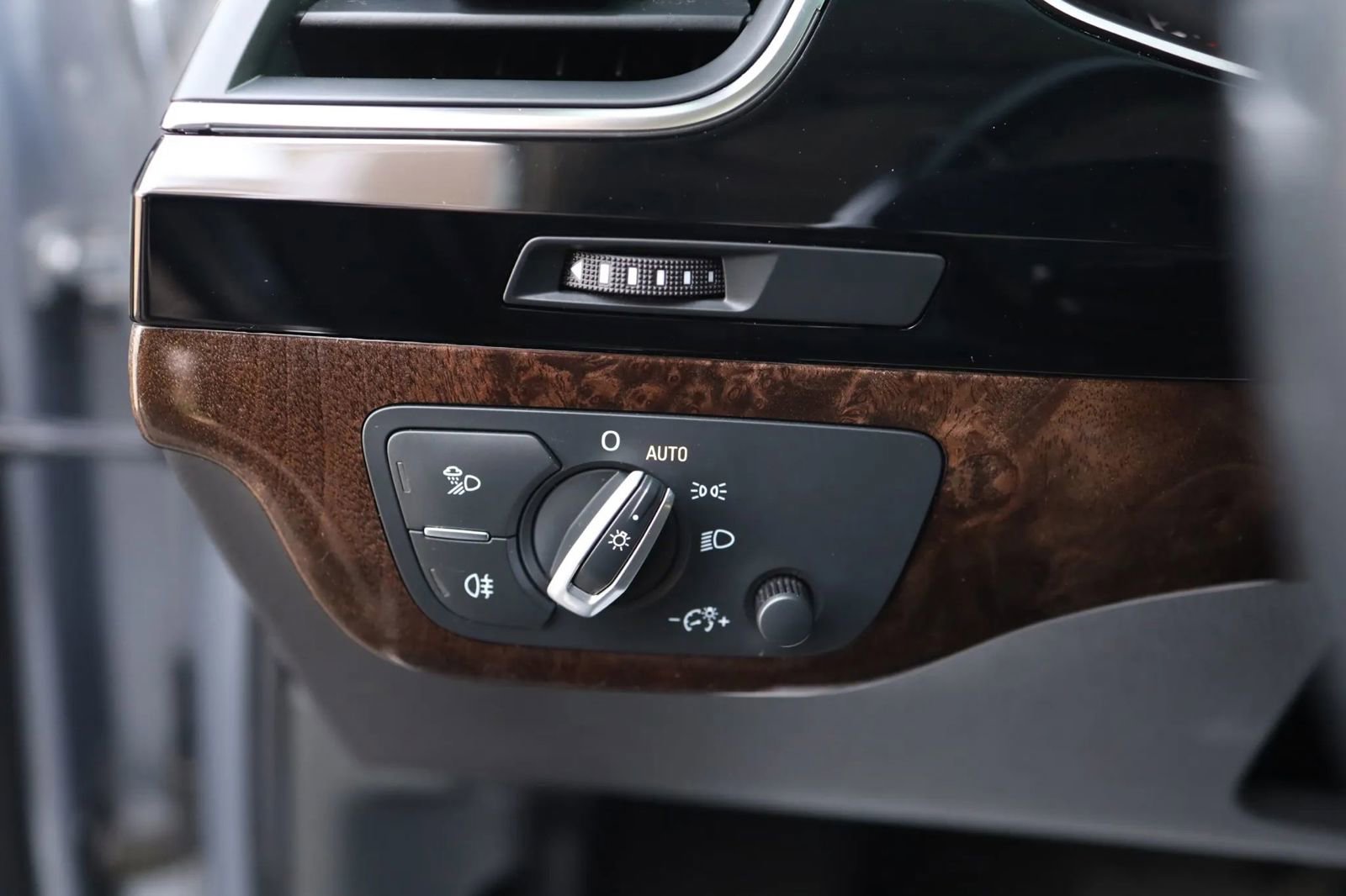 Used 2018 Audi Q7 3.0T Premium Plus w/ Premium Plus Package image 18