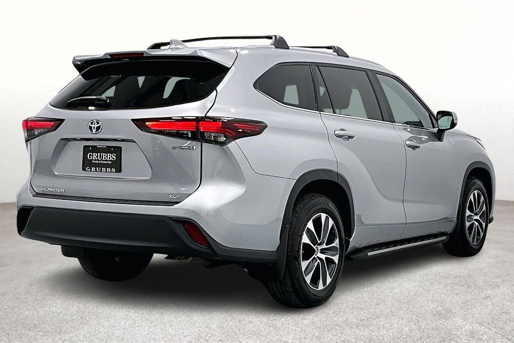 Used 2024 Toyota Highlander XLE image 2