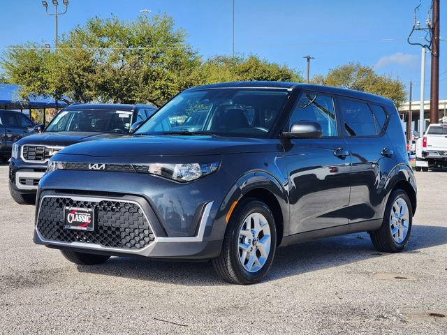 Used 2025 Kia Soul LX w/ LX Technology Package FWD image 3