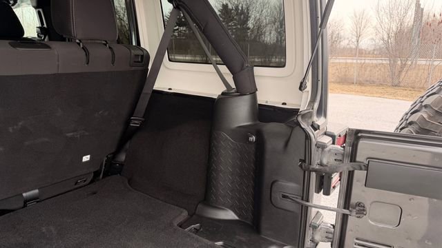 Used 2018 Jeep Wrangler Unlimited Rubicon image 15
