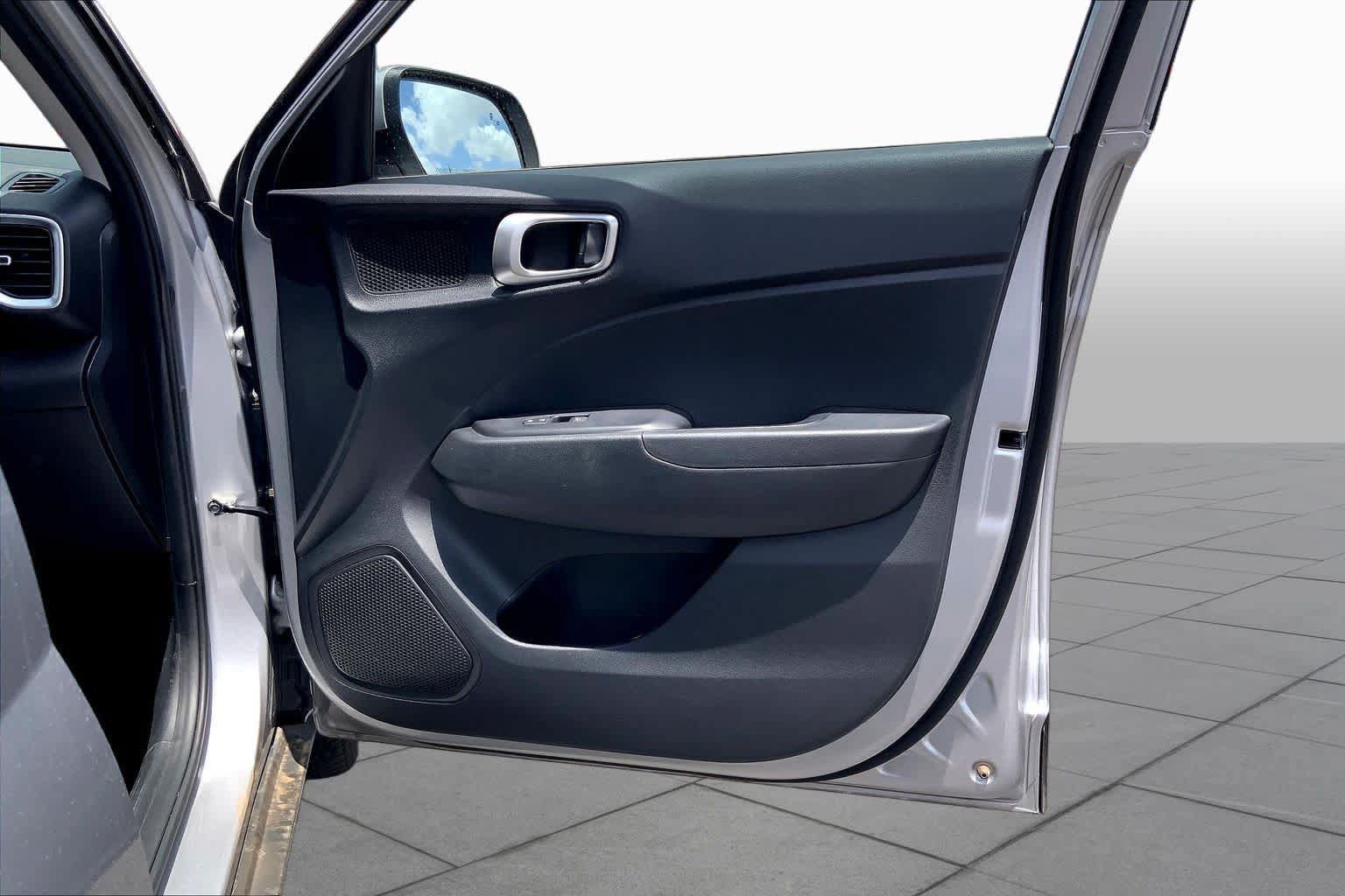 Used 2025 Hyundai Venue SEL FWD image 23