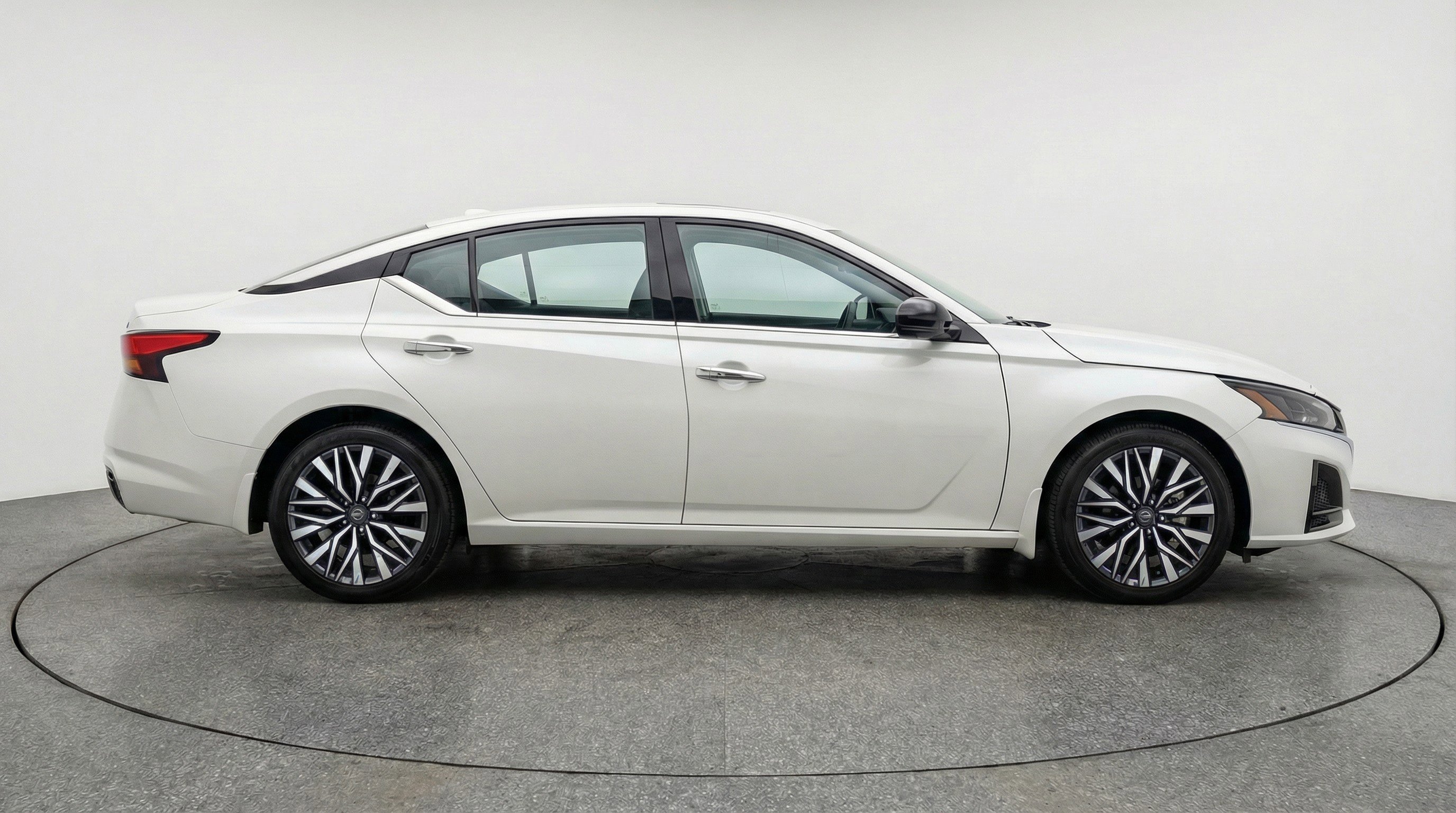 Used 2025 Nissan Altima 2.5 SV FWD image 11