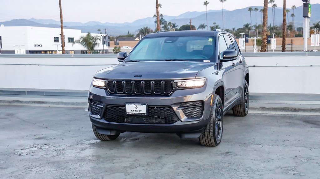 New 2025 Jeep Grand Cherokee Altitude image 4