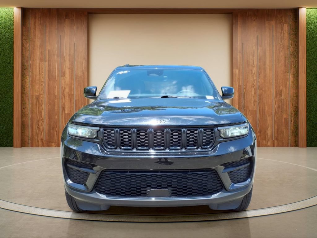 Used 2025 Jeep Grand Cherokee Altitude AWD/4WD image 2