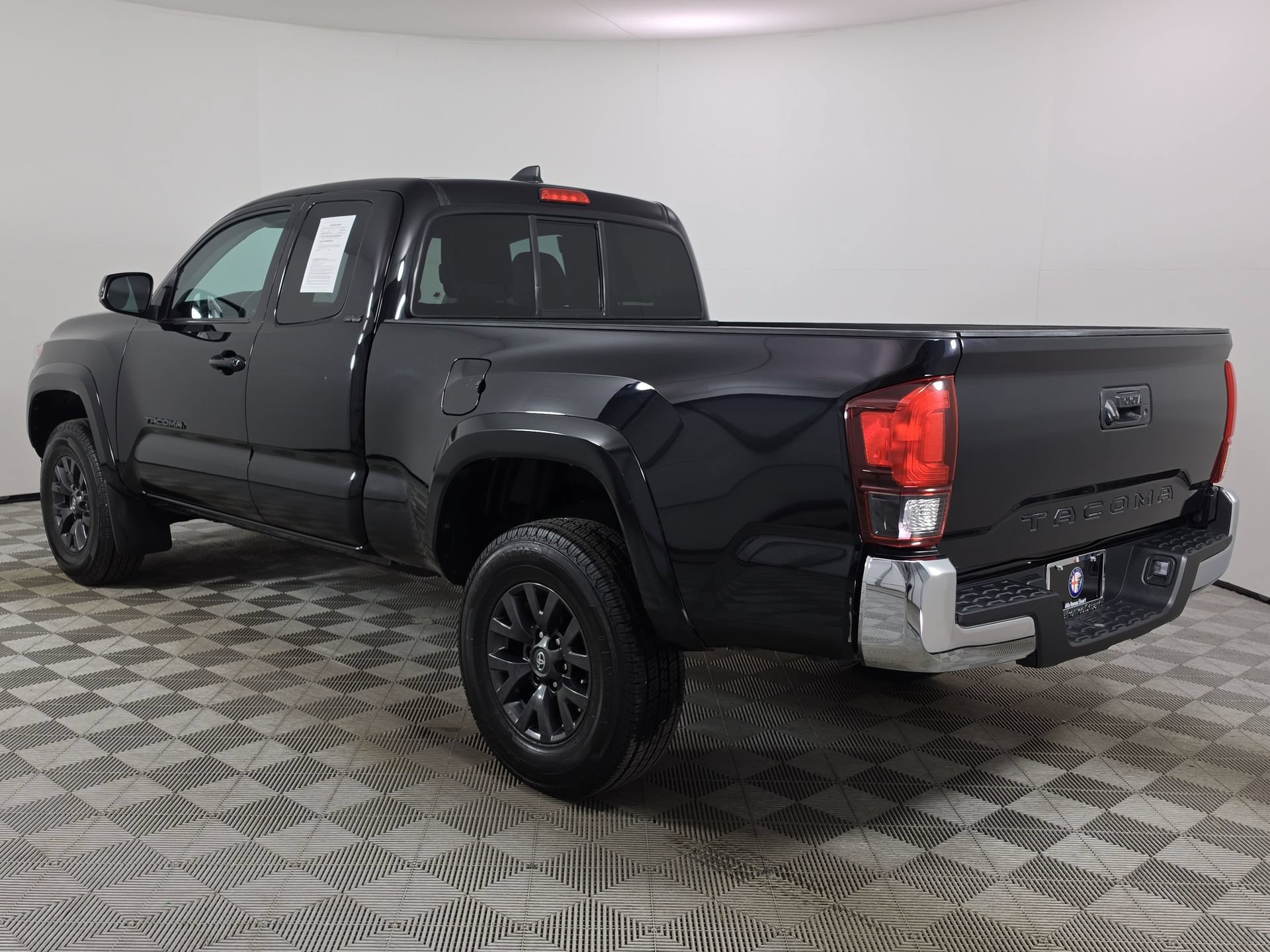 Used 2022 Toyota Tacoma SR5 w/ SR5 Appearance Package (SM) RWD image 5