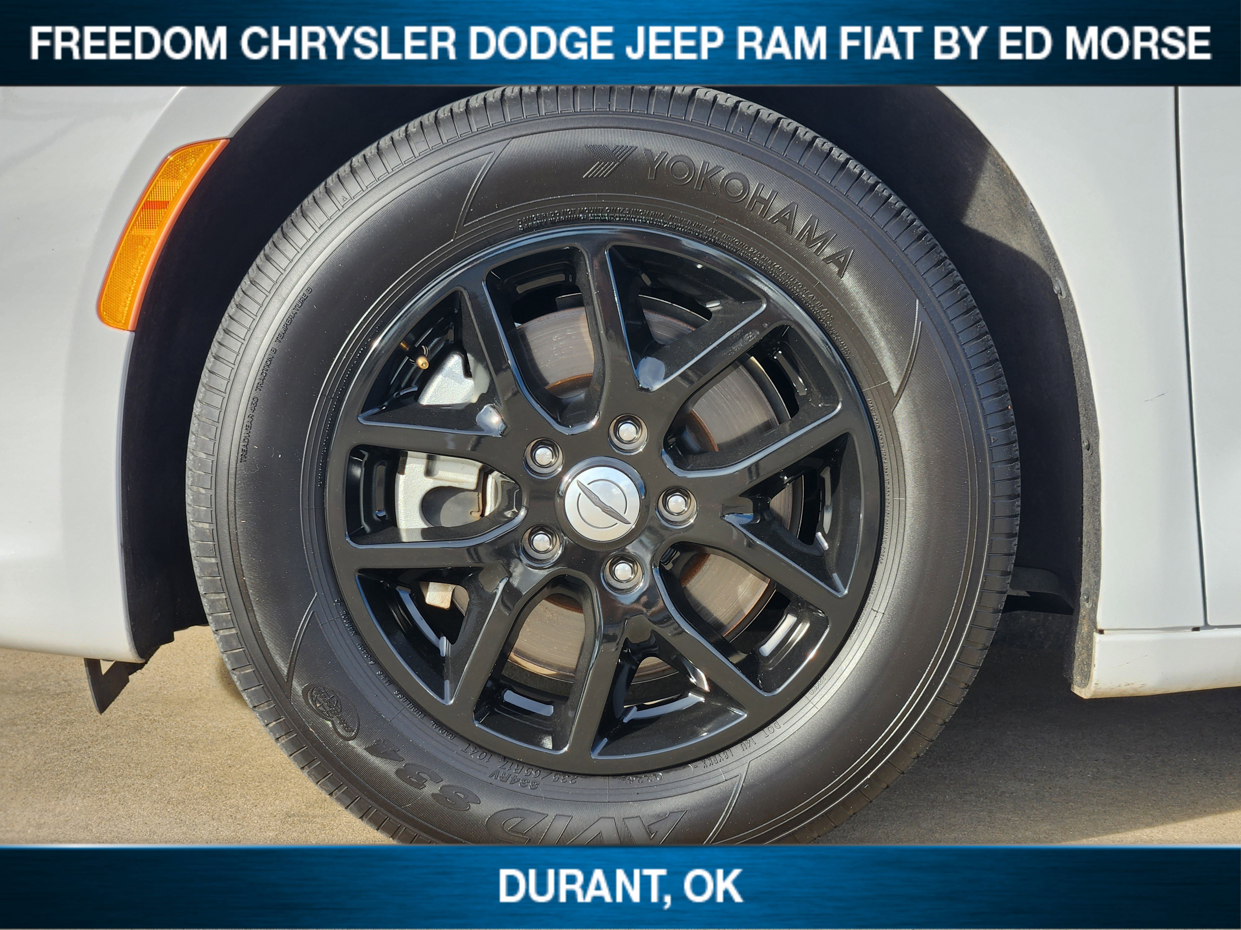 Used 2024 Chrysler Pacifica Touring-L image 8