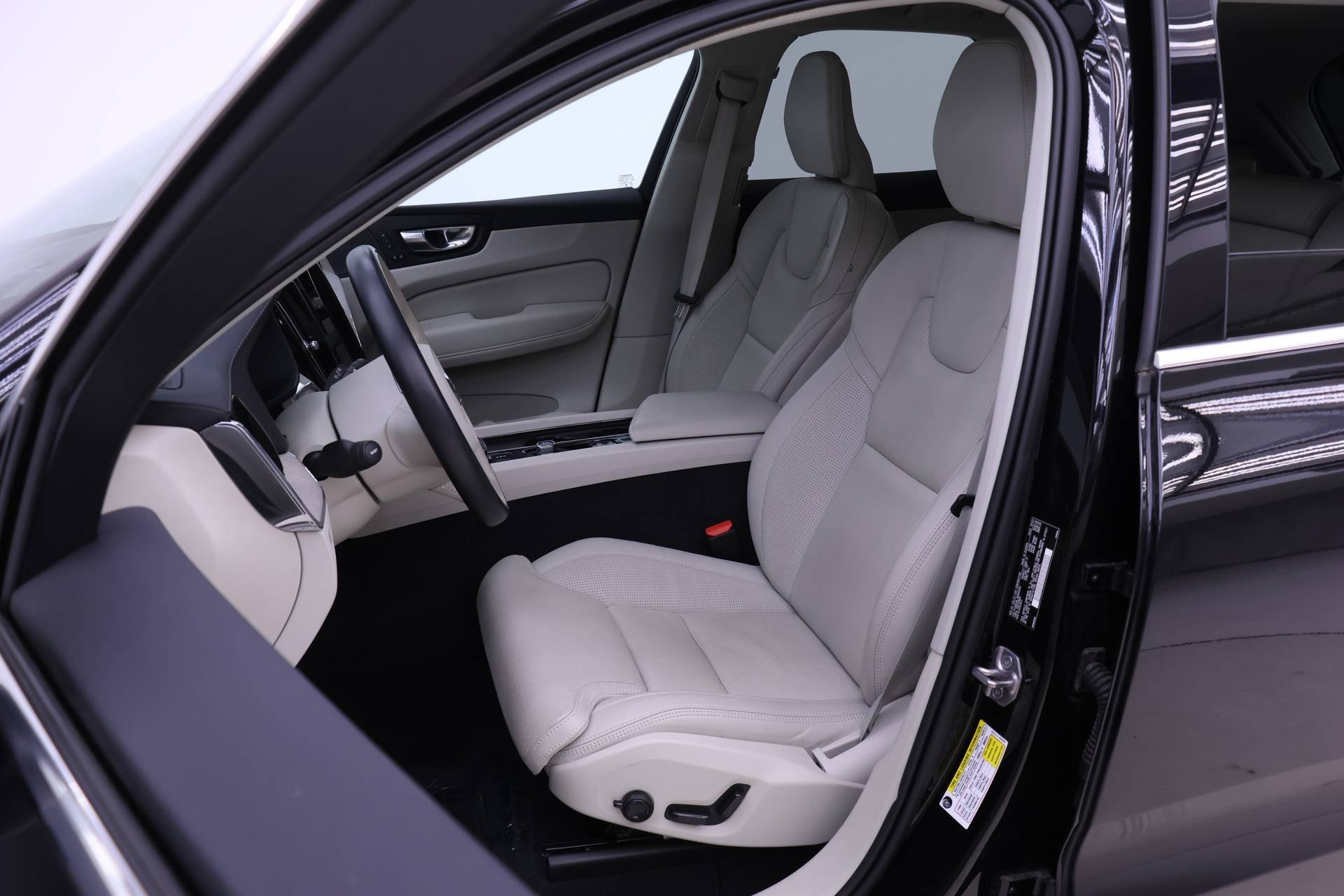 Certified 2022 Volvo XC60 B6 Inscription w/ Advanced Package image 10