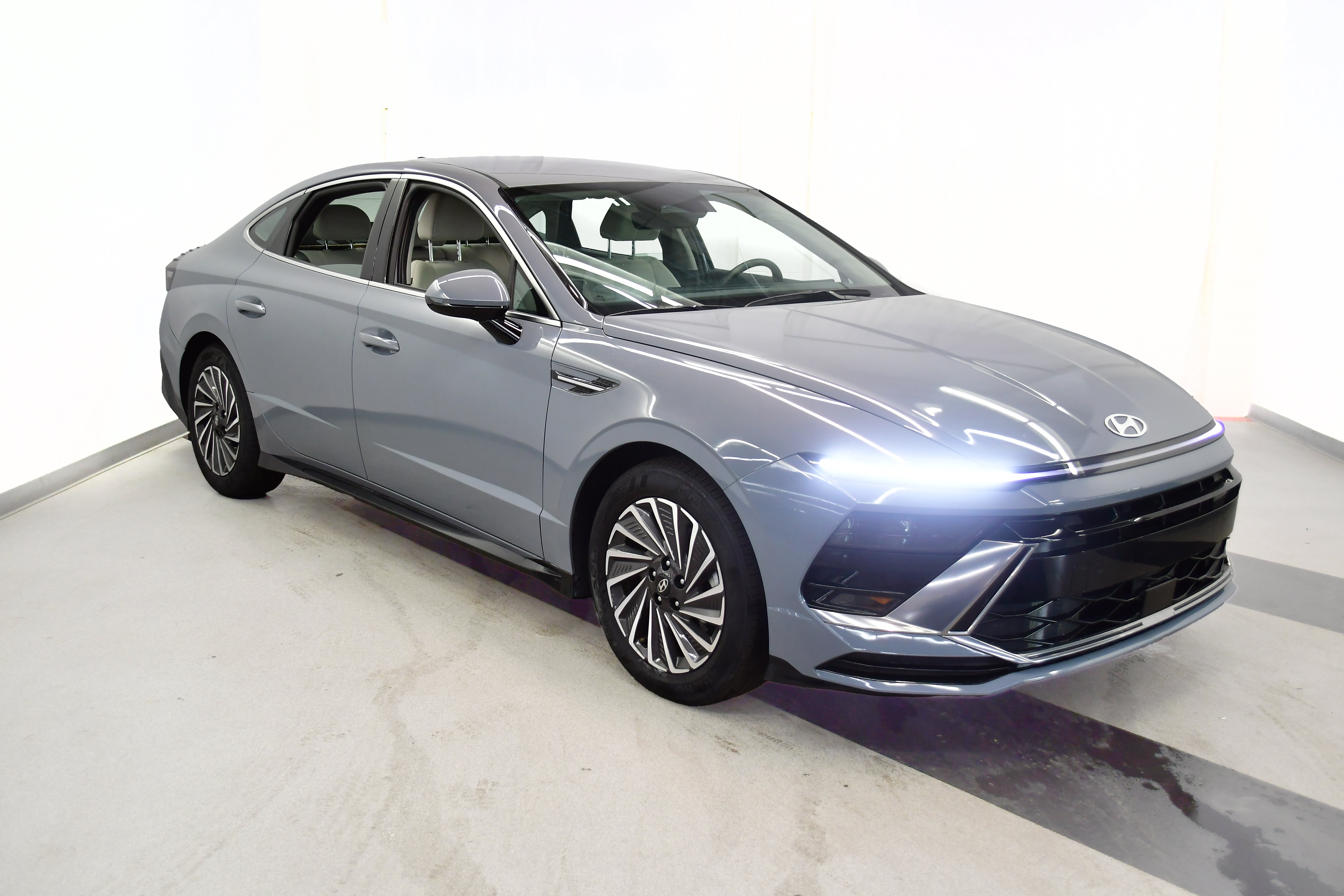 Used 2025 Hyundai Sonata SEL FWD image 2