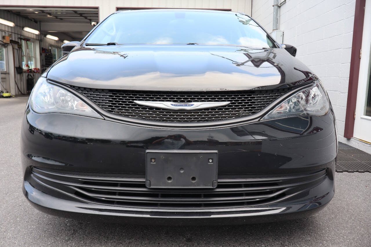 Used 2020 Chrysler Voyager L FWD image 2