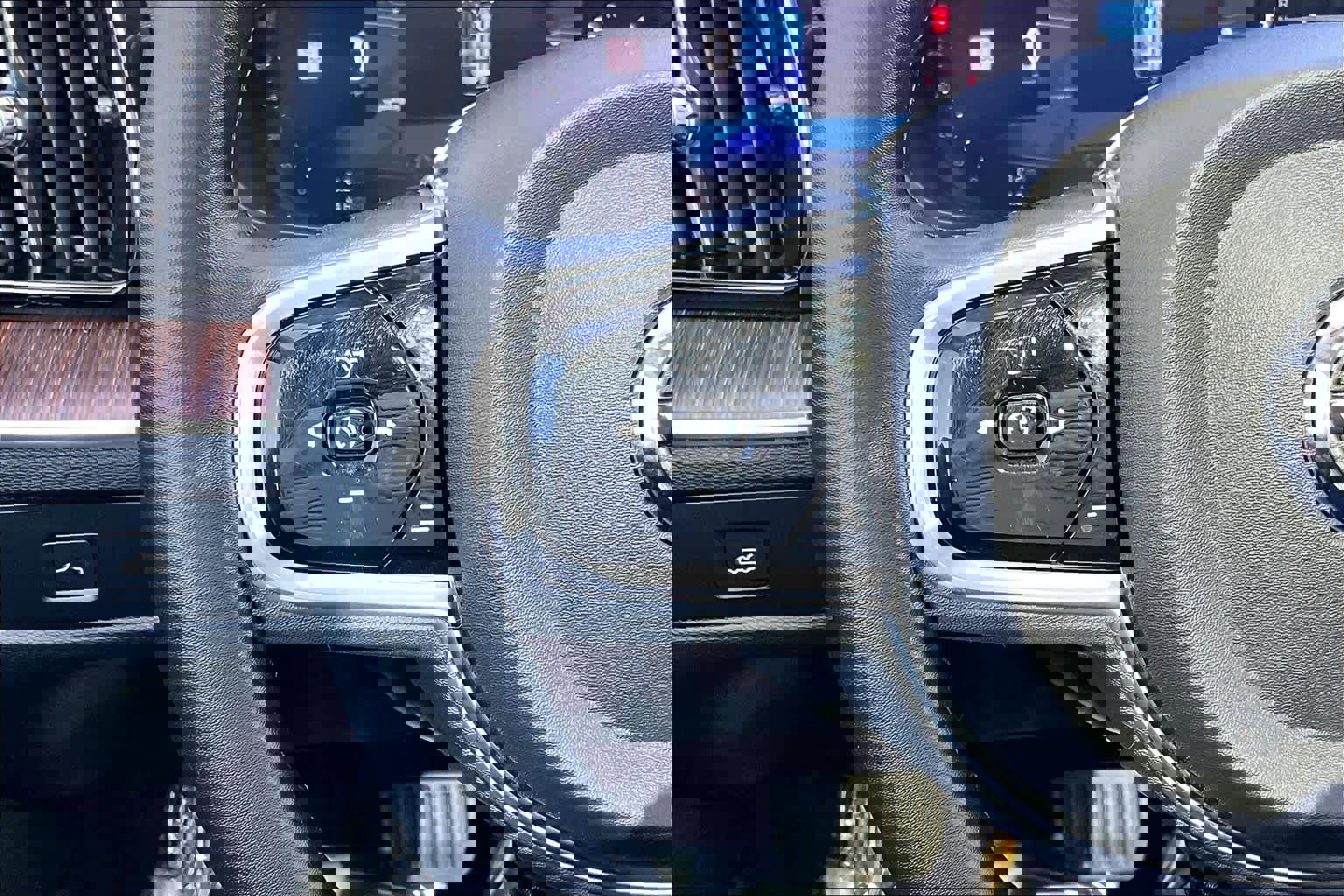 Certified 2023 Volvo XC60 B5 Plus w/ Climate Package image 23