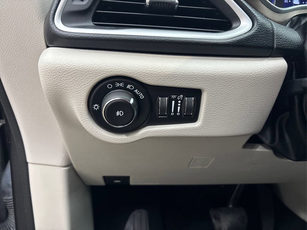 Used 2019 Chrysler Pacifica Touring-L image 25