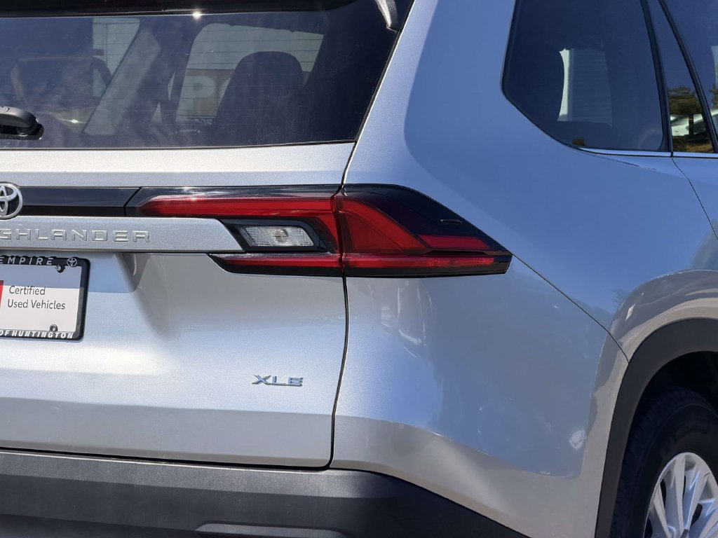 Used 2025 Toyota Grand Highlander AWD image 11