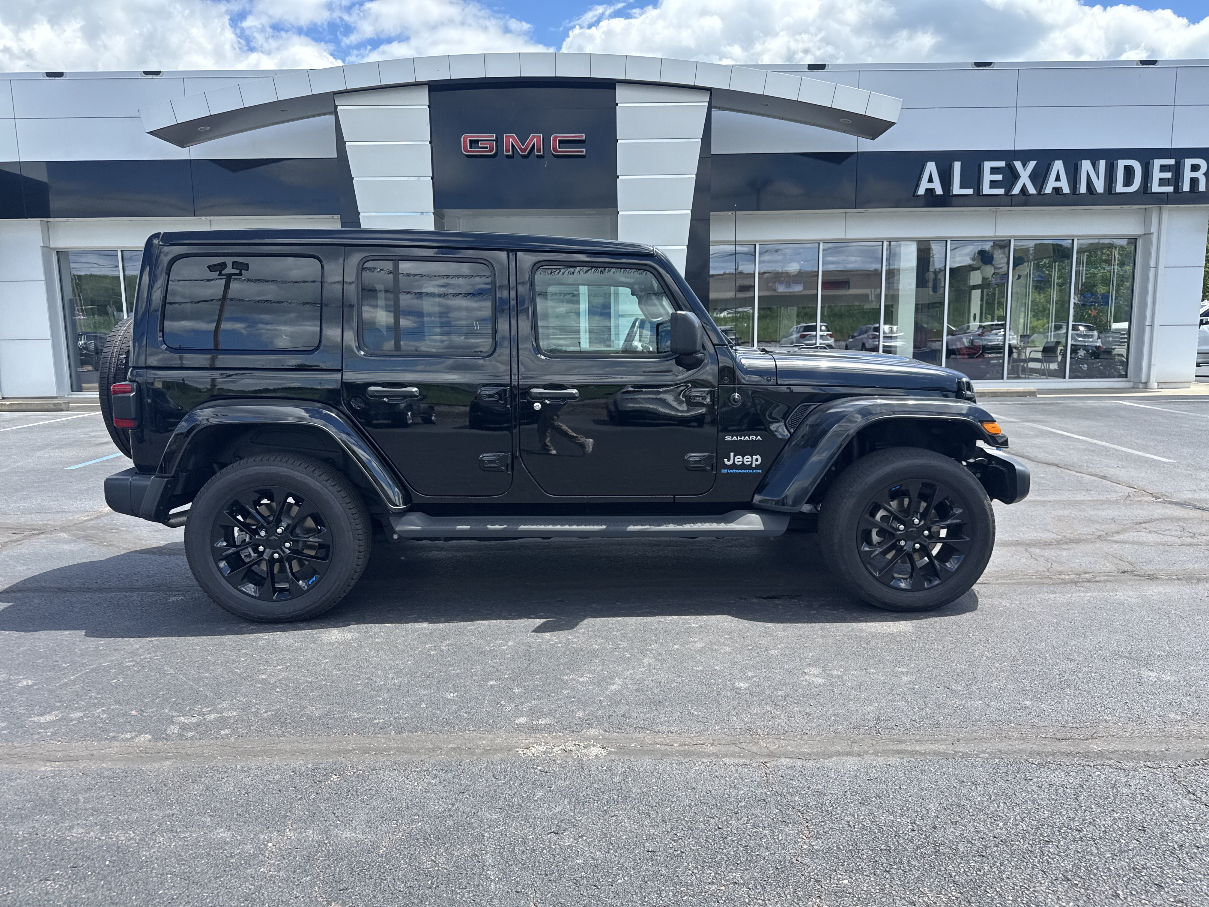 Used 2023 Jeep Wrangler Unlimited Sahara w/ Cold Weather Group AWD/4WD image 2