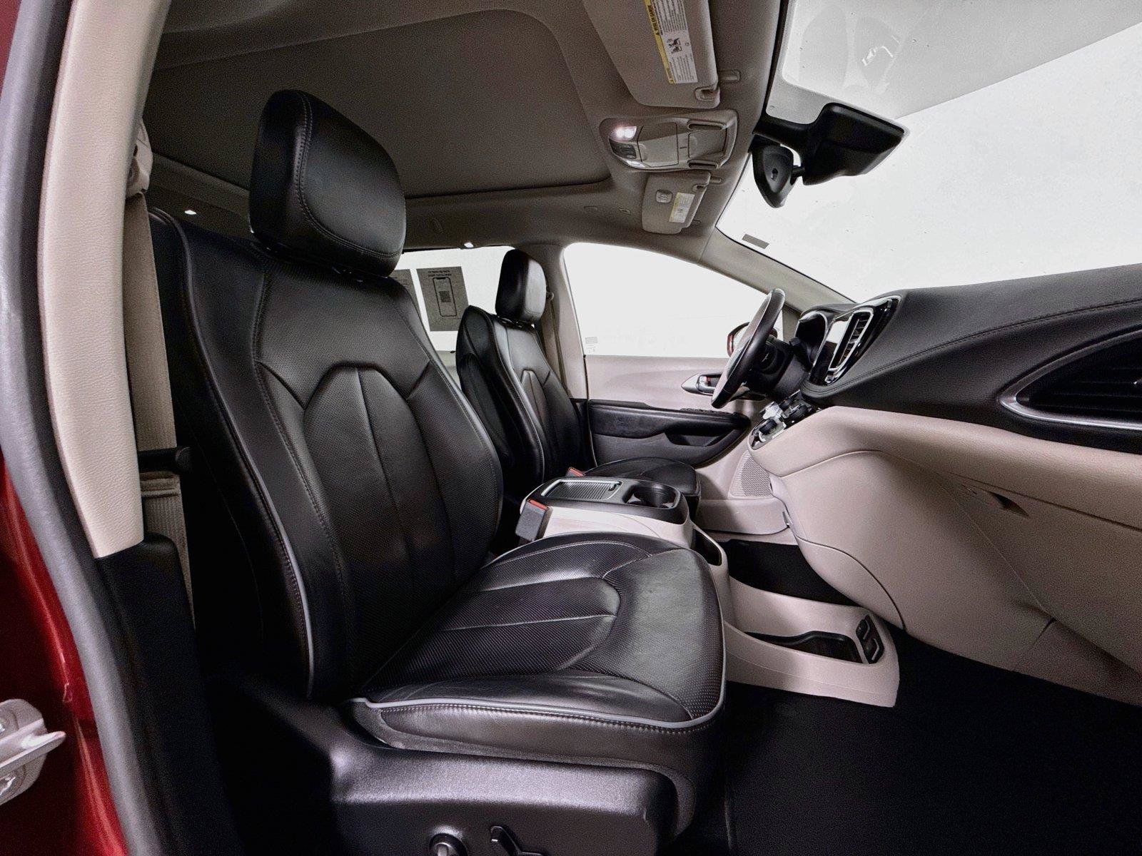 Used 2019 Chrysler Pacifica Limited w/ Advanced Safetytec Group FWD image 30