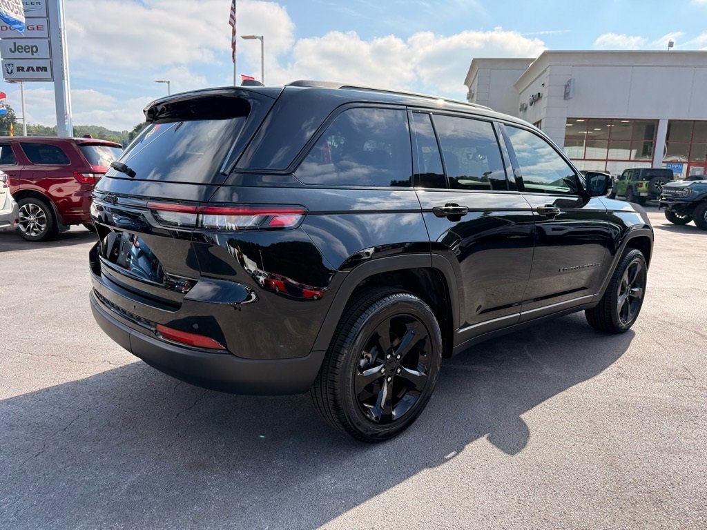 Used 2025 Jeep Grand Cherokee Limited w/ Black Appearance Package image 4